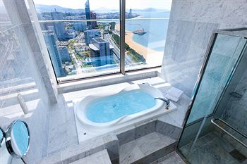 Deep Soaking Bathtub