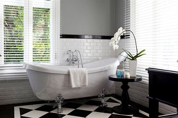 Deep Soaking Bathtub