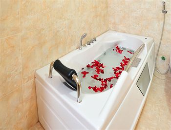 Deep Soaking Bathtub
