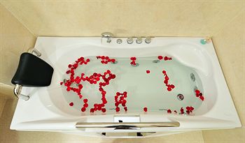 Deep Soaking Bathtub