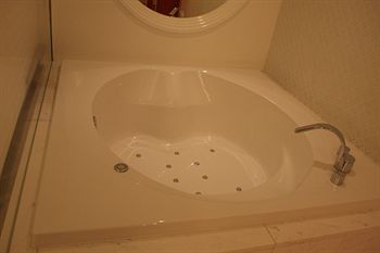 Deep Soaking Bathtub