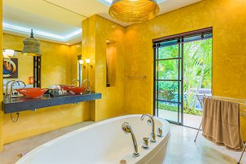 Deep Soaking Bathtub