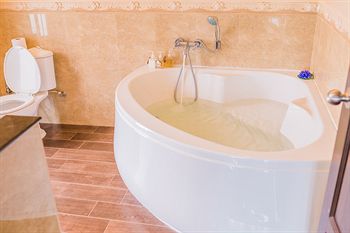 Deep Soaking Bathtub