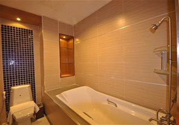 Deep Soaking Bathtub