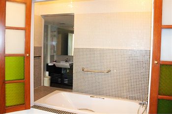 Deep Soaking Bathtub