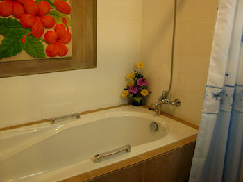 Deep Soaking Bathtub