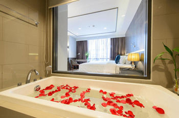 Deep Soaking Bathtub