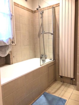 Deep Soaking Bathtub