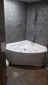 Deep Soaking Bathtub