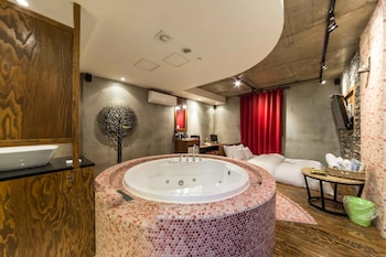 Deep Soaking Bathtub