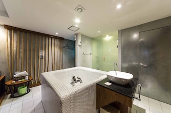 Deep Soaking Bathtub