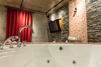 Deep Soaking Bathtub