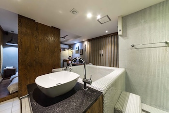 Deep Soaking Bathtub
