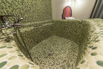 Deep Soaking Bathtub