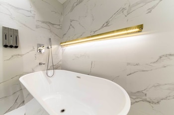 Deep Soaking Bathtub