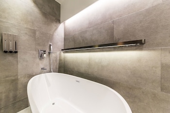 Deep Soaking Bathtub