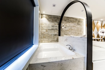 Deep Soaking Bathtub