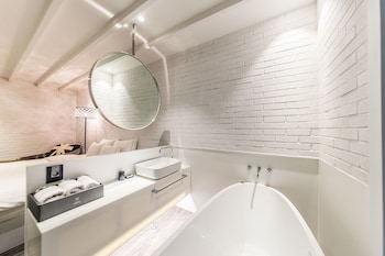 Deep Soaking Bathtub
