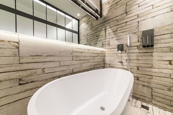 Deep Soaking Bathtub
