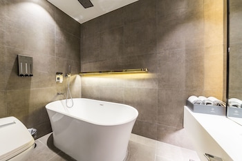 Deep Soaking Bathtub