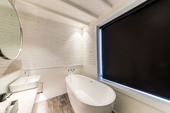Deep Soaking Bathtub