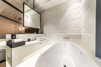 Deep Soaking Bathtub