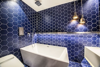 Deep Soaking Bathtub