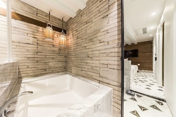 Deep Soaking Bathtub