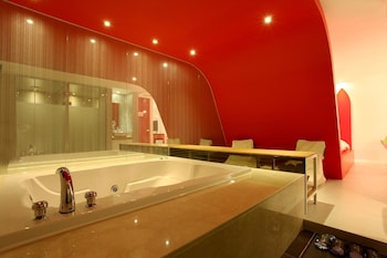 Deep Soaking Bathtub
