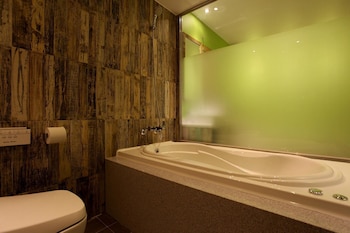 Deep Soaking Bathtub