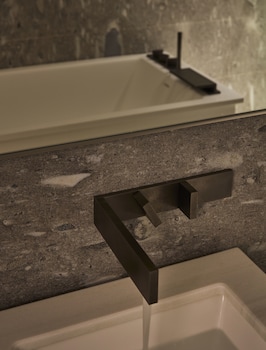 Deep Soaking Bathtub