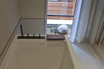 Deep Soaking Bathtub