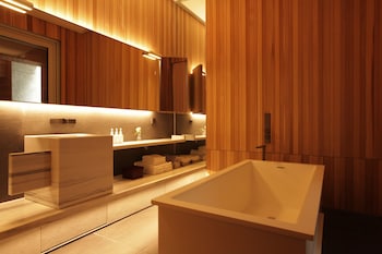 Deep Soaking Bathtub