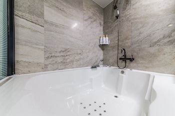 Deep Soaking Bathtub