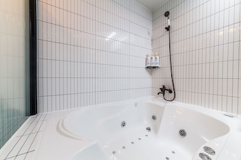 Deep Soaking Bathtub