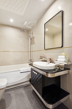 Deep Soaking Bathtub