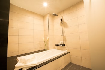 Deep Soaking Bathtub
