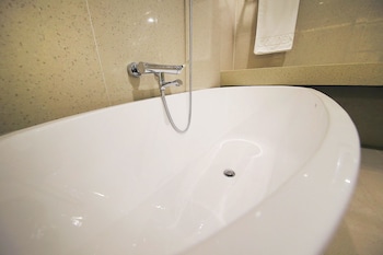 Deep Soaking Bathtub