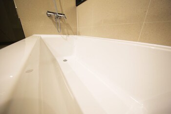 Deep Soaking Bathtub