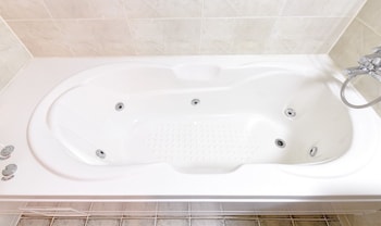Deep Soaking Bathtub