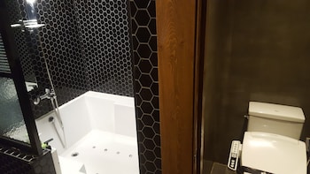 Deep Soaking Bathtub