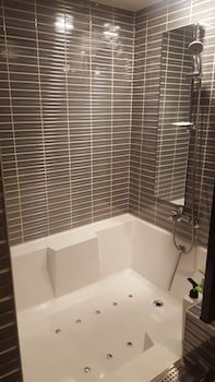 Deep Soaking Bathtub