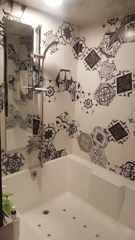 Deep Soaking Bathtub