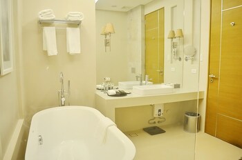 Deep Soaking Bathtub