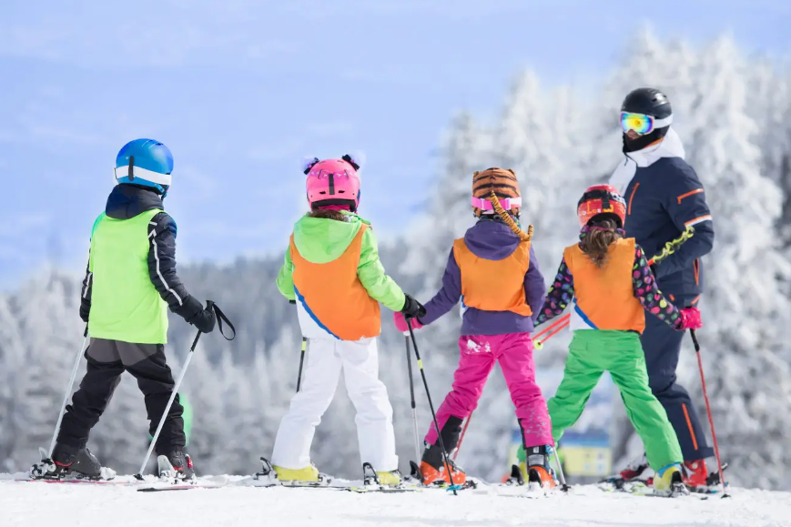 【真航易起飛．銀妝釜山飆雪5日】不進保肝、雪場雪具5合1、E-WORLD主題樂園、彩色天空膠囊列車、...