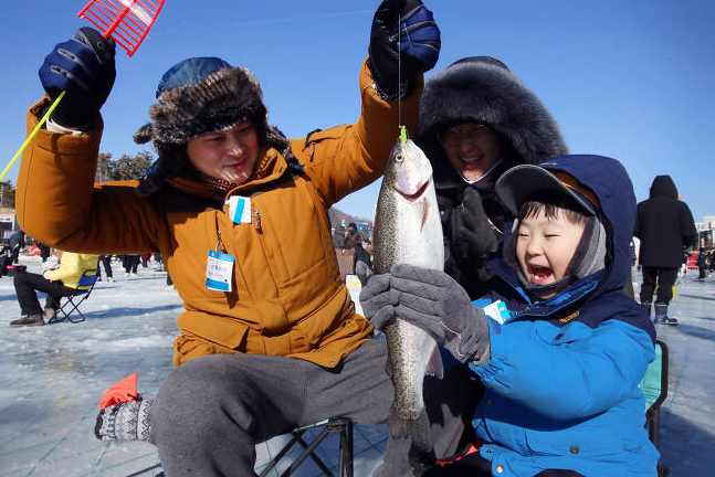 【新春寒假．韓國滑雪冰釣5日】不進保肝、雪場飆雪雪具5合1、華川山鱒魚慶典、最大級樂天世界、草莓採果...