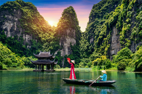  【易起飛北越．玩翻越南5日】升等五星酒店、絕美仙境下龍灣、海洋阿特普斯號遊船、小舟遊陸龍灣長安水道...