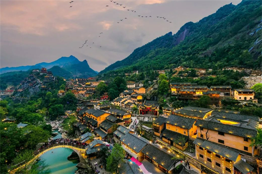 【夢幻之境．山水江西8日】婺源篁嶺纜車、三大網紅絕美仙境、非物質文化遺產打鐵花、自然遺產龍虎山、瓷器...