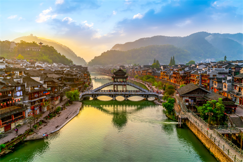 【仙境張家界．鳳凰古城8日】袁家界、天門山、網紅芙蓉鎮、大峽谷玻璃橋、最美金鞭溪、十里畫廊小火車、墨...