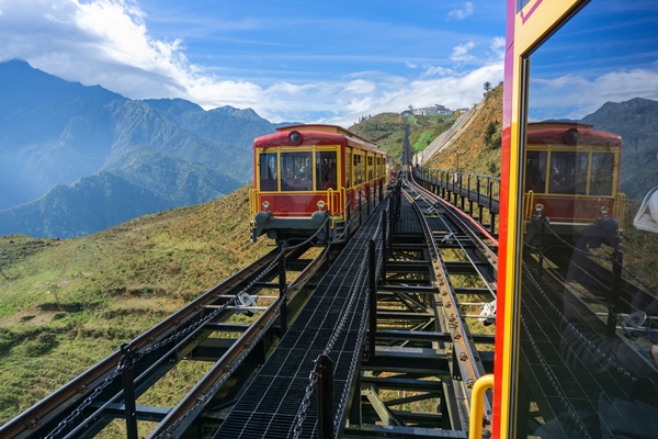 【易起飛北越．仙境沙壩5日】吉吉村少數民族探訪、龍雲玻璃天空步道~番西邦登頂傳奇纜車、夜寢列車體驗﹝...